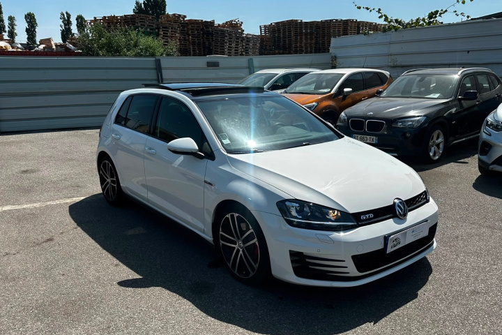 VOLKSWAGEN GOLF
