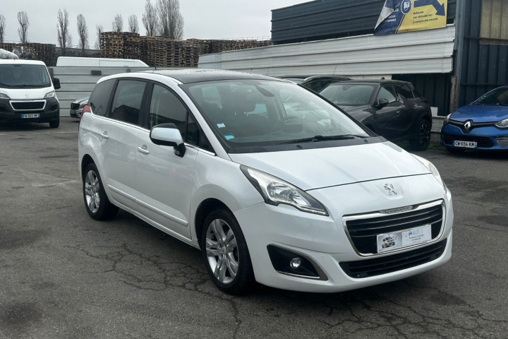 PEUGEOT 5008